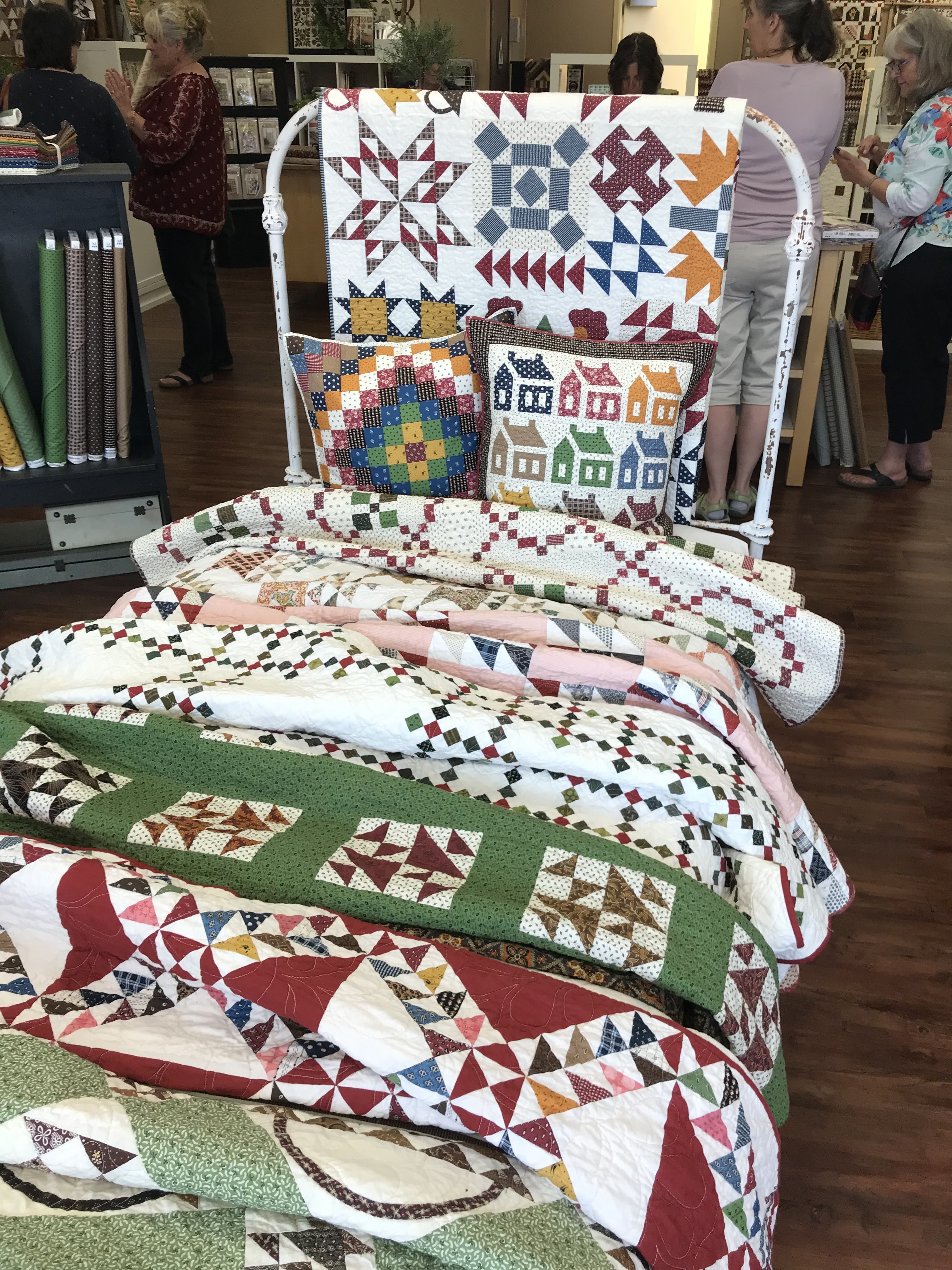 TQCbedwithquiltsandpillows Reproduction Quilt Lover